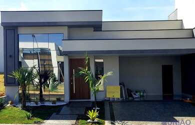 Imagem: A casa em condomínio possui 3 Dormitórios, 3 Suítes, 4 Banheiros