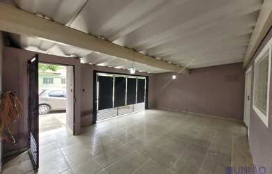 Imagem: A casa possui 2 Dormitórios, 1 Suíte, 2 Banheiros, 3 Vagas