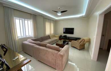 Imagem: A casa possui 6 Dormitórios, 4 Suítes, 5 Banheiros, 4 Vagas