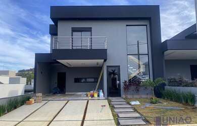 Imagem: A casa em condomínio possui 4 Dormitórios, 4 Suítes, 4 Banheiros