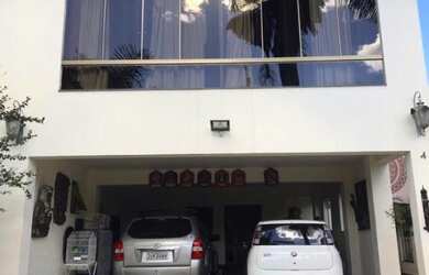 Imagem: A casa possui 4 Dormitórios, 4 Suítes, 7 Banheiros, 5 Vagas