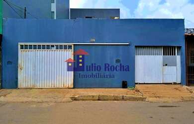 Imagem: A casa possui 4 Dormitórios, 2 Banheiros, 1 Vaga na garagem