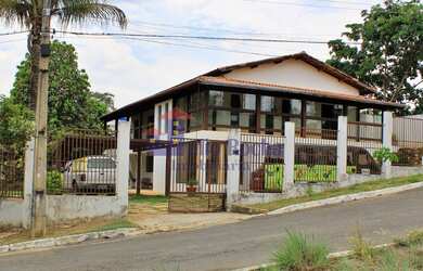 Imagem: A casa em condomínio possui 5 Dormitórios, 4 Suítes, 6 Banheiros