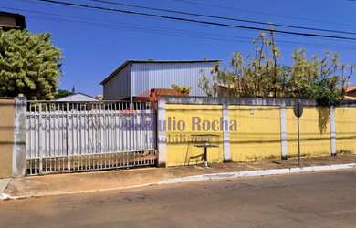 Imagem: O terreno possui 1 Dormitório, 1 Banheiro, 2 Vagas na garagem