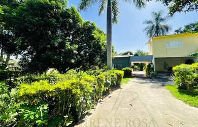 Imagem: A chácara possui 3 Dormitórios, 2 Banheiros, 5 Vagas na garagem