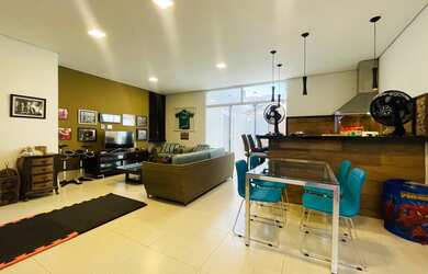 Imagem: A casa em condomínio possui 3 Dormitórios, 3 Suítes, 4 Banheiros