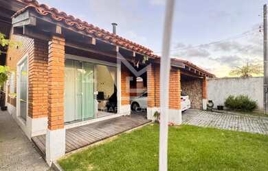 Imagem: A casa possui 3 Dormitórios, 1 Suíte, 2 Banheiros, 2 Vagas