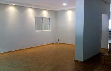 Imagem: A casa possui 4 Dormitórios, 1 Suíte, 3 Banheiros, 2 Vagas