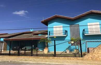 Imagem: A casa possui 5 Dormitórios, 3 Suítes, 6 Banheiros, 4 Vagas