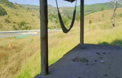 Imagem: A chácara possui 3 Dormitórios, 1 Suíte, 4 Banheiros, 6 Vagas