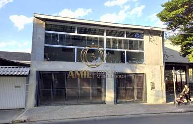 Imagem: O depósito possui 4 Banheiros, 3 Vagas na garagem, 500m² de