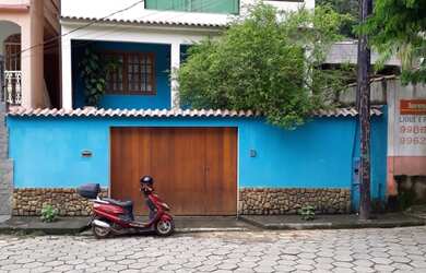 Imagem: A casa possui 5 Dormitórios, 1 Suíte, 3 Banheiros, 4 Vagas
