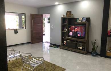 Imagem: A casa possui 3 Dormitórios, 2 Banheiros, 2 Vagas na garagem