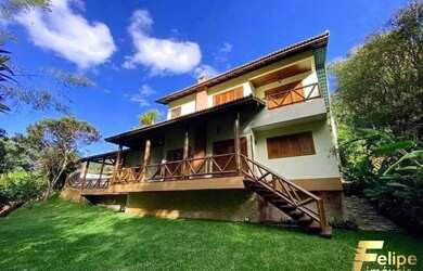 Imagem: A casa possui 4 Dormitórios, 2 Suítes, 4 Banheiros, 4 Vagas