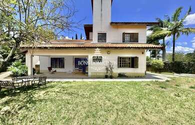 Imagem: A casa possui 3 Dormitórios, 3 Suítes, 3 Vagas na garagem