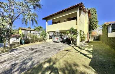 Imagem: A casa possui 3 Dormitórios, 1 Suíte, 3 Banheiros, 6 Vagas