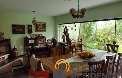 Imagem: A casa possui 5 Dormitórios, 2 Suítes, 5 Banheiros e 3 Vagas