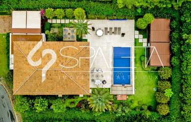 Imagem: A casa possui 4 Dormitórios, 4 Suítes, 6 Banheiros, 4 Vagas