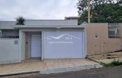 Imagem: A casa possui 3 Dormitórios, 2 Suítes, 4 Banheiros, 4 Vagas