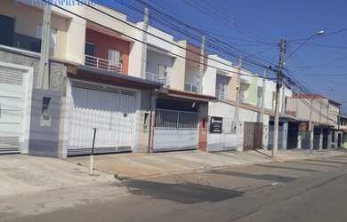 Imagem: A casa possui 2 Dormitórios, 1 Suíte, 2 Banheiros, 2 Vagas