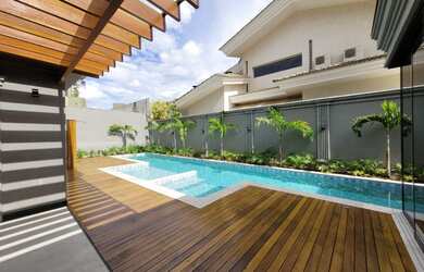 Imagem: A casa em condomínio possui 5 Dormitórios, 5 Suítes e 835m²