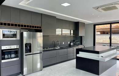 Imagem: A casa em condomínio possui 3 Dormitórios, 3 Suítes, 450m²