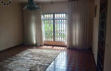 Imagem: A casa possui 2 Dormitórios, 3 Banheiros, 2 Vagas na garagem