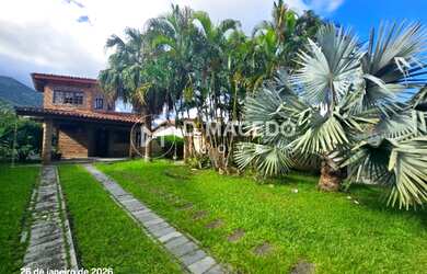 Imagem: A casa possui 3 Dormitórios, 1 Suíte, 2 Banheiros, 5 Vagas