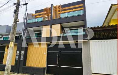 Imagem: A casa possui 3 Dormitórios, 3 Suítes, 5 Banheiros, 1 Vaga