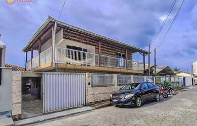 Imagem: A casa possui 4 Dormitórios, 3 Banheiros, 2 Vagas na garagem