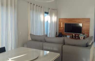 Imagem: A casa possui 3 Dormitórios, 1 Suíte, 2 Banheiros, 4 Vagas