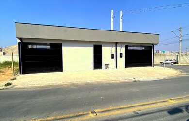 Imagem: A casa possui 2 Dormitórios, 1 Banheiro, 2 Vagas na garagem