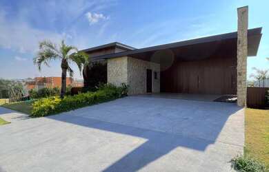 Imagem: A casa possui 4 Dormitórios, 4 Suítes, 7 Banheiros, 4 Vagas