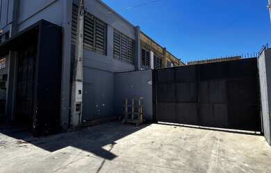 Imagem: O depósito possui 6 Banheiros, 4 Vagas na garagem e 1100m²