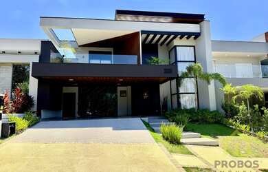 Imagem: A casa possui 4 Dormitórios, 4 Suítes, 5 Banheiros, 4 Vagas