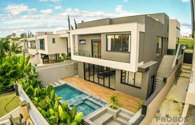 Imagem: A casa possui 3 Dormitórios, 3 Suítes, 5 Banheiros, 4 Vagas