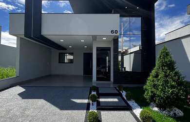 Imagem: A casa possui 3 Dormitórios, 1 Suíte, 2 Banheiros, 2 Vagas