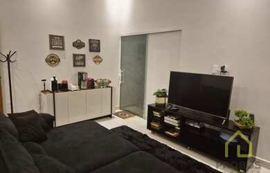 Imagem: A casa possui 3 Dormitórios, 1 Suíte, 2 Banheiros, 2 Vagas