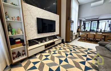 Imagem: A casa possui 4 Dormitórios, 4 Suítes, 6 Banheiros, 4 Vagas