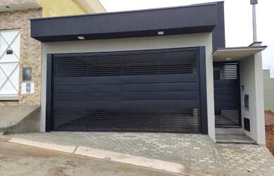 Imagem: A casa possui 3 Dormitórios, 1 Suíte, 2 Banheiros, 2 Vagas