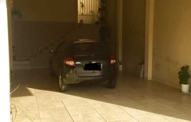 Imagem: A casa possui 2 Dormitórios, 1 Suíte, 2 Banheiros, 2 Vagas