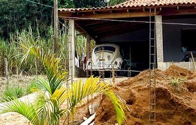 Imagem: A chácara possui 3 Dormitórios, 1 Banheiro, 1 Vaga na garagem