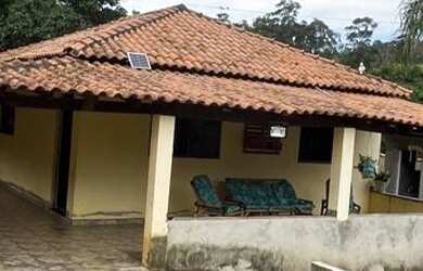 Imagem: A chácara possui 4 Dormitórios, 1 Suíte, 3 Banheiros, 720m²