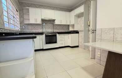 Imagem: A casa em condomínio possui 3 Dormitórios, 1 Suíte, 4 Banheiros