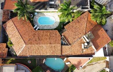 Imagem: A casa possui 6 Dormitórios, 4 Suítes, 4 Banheiros, 6 Vagas