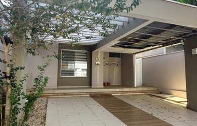 Imagem: A casa possui 3 Dormitórios, 1 Suíte, 2 Banheiros, 2 Vagas