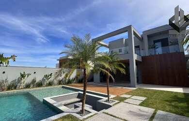 Imagem: A casa à venda possui 4 Dormitórios, 4 Suítes, 6 Banheiros