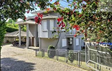 Imagem: A casa possui 5 Dormitórios, 3 Suítes, 5 Banheiros, 7 Vagas