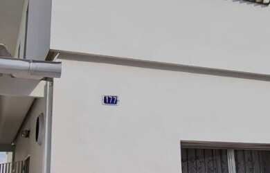 Imagem: A casa possui 3 Dormitórios, 1 Banheiro, 2 Vagas na garagem