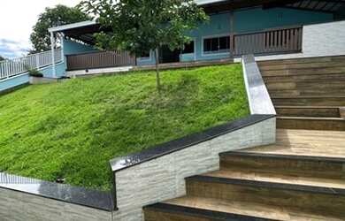 Imagem: A casa possui 5 Dormitórios, 1 Suíte, 2 Banheiros, 4 Vagas